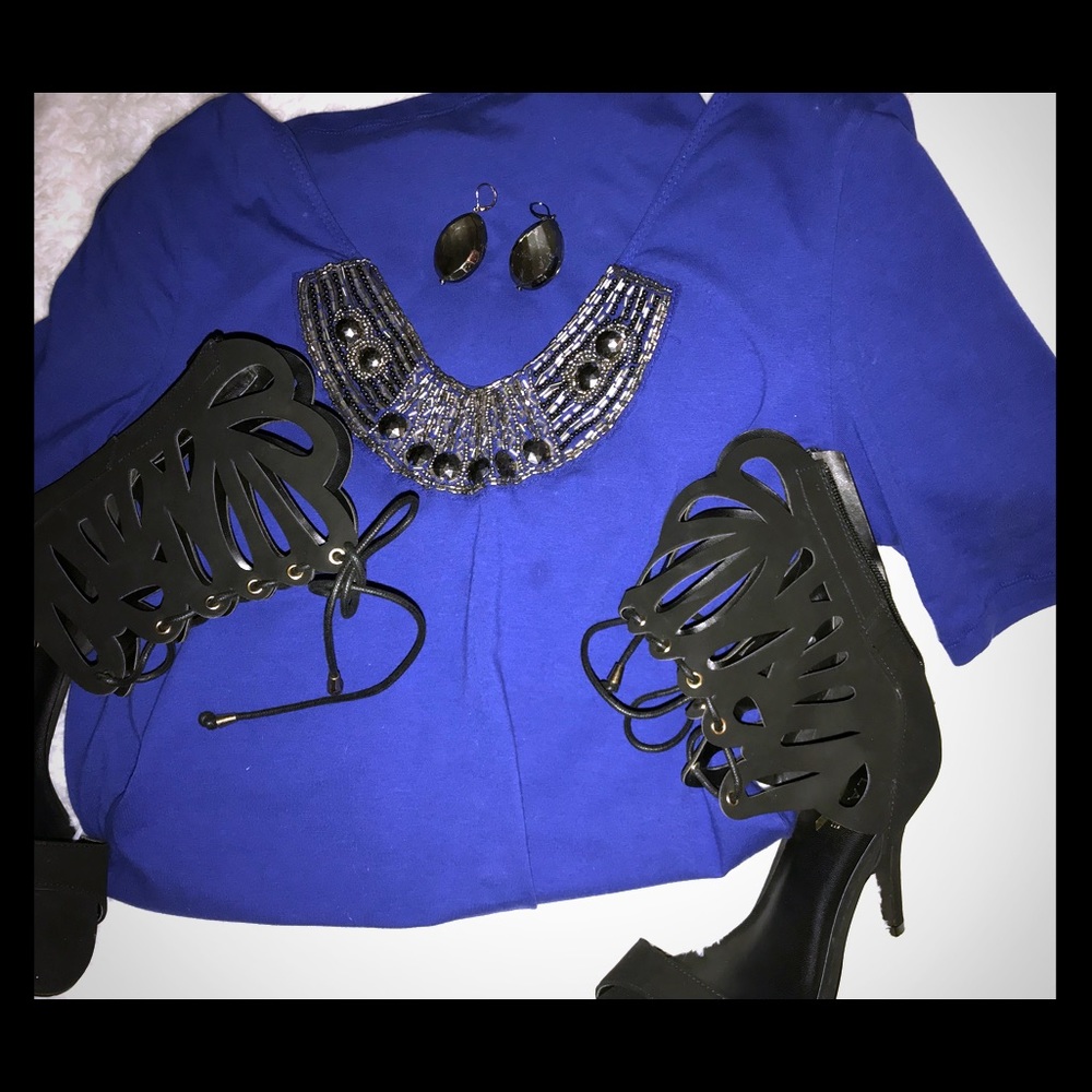 Stretchy dress with necklace attached on dress